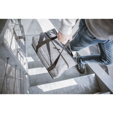 Logotrade Geschäftsgeschenke das Foto: Feltro GRS RPET Weekend Bag Reisetasche