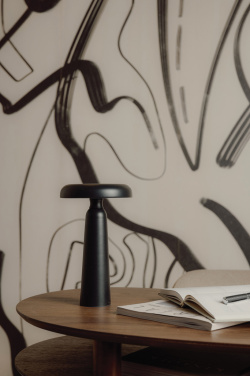 Logotrade werbemittel das Foto: VINGA Avery RCS Tischlampe