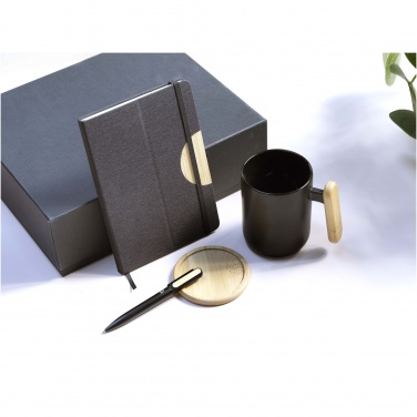 Logotrade meene foto: Kinkekomplekt Laura A5 märkmiku, pastaka ja kruusiga