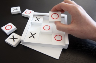 Logo trade ärikingituse pilt: Deluxe Tic Tac Toe mäng