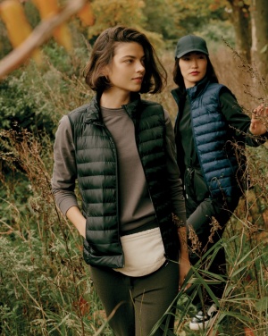 Logotrade firmakingi foto: Iqoniq Meru naiste taaskasutatud polüestrist vest