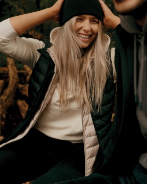 Logotrade ärikingi foto: Iqoniq Meru naiste taaskasutatud polüestrist vest