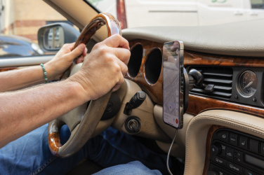 Logotrade meened pilt: PowerCruze RCS plastikust 15W magnetiga laadija autohoidik