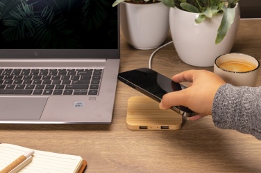 Logotrade liikelahjat mainoslahjat tuotekuva: 10W bambuinen langaton laturi USB:llä