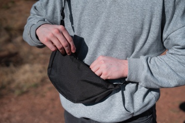 Logo trade liikelahja mainoslahja tuotekuva: Crescent AWARE™ RPET puolikuun muotoinen crossbody -laukku