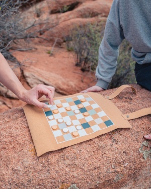 Logo trade mainoslahja ja liikelahja tuotekuva: Britton taitettava backgammon -ja tammipelisetti korkista