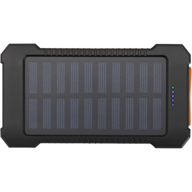 Logo trade mainostuotet tuotekuva: Altair 5 000 mAh:n ja 10 W:n kierrätysmuovista valmistettu kestävä aurinkoenergialla toimiva varavirtalähde, jossa on sisäänrakennettu taskulamppu