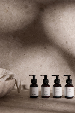 Logo trade mainoslahjat ja liikelahjat kuva: VINGA x TGL -vartalo- ja käsienhoitosetti