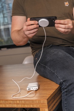 Логотрейд бизнес-подарки картинка: Магнитное беспроводное зарядное устройство мощностью 5 Вт